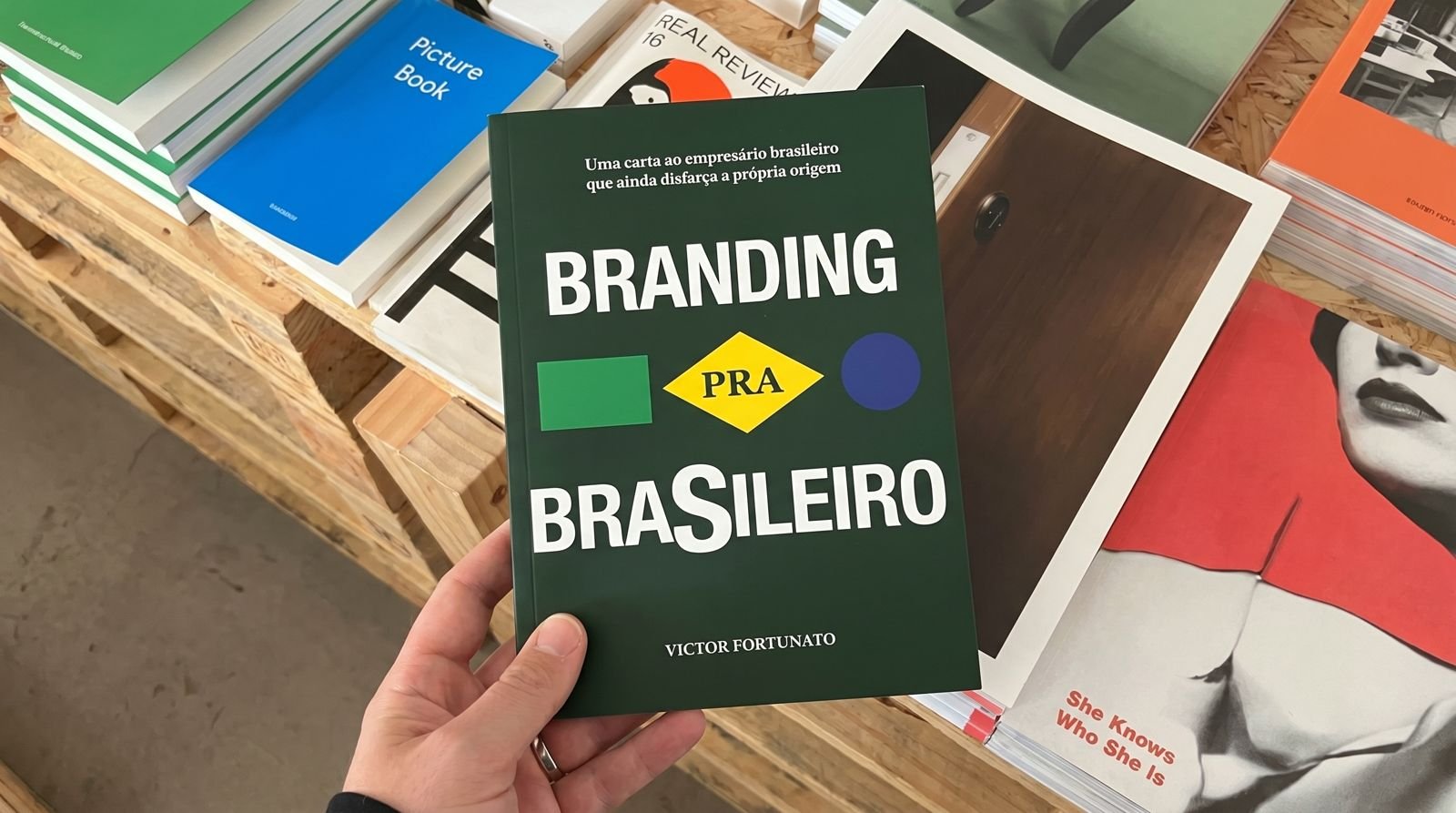 Livro Branding pra BraSileiro, de Victor Fortunato, segurado em uma livraria
